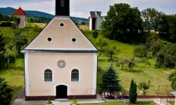 foto na areal kostola   v pozadi dve zvonice   na pozadie stranky  namiesto leva